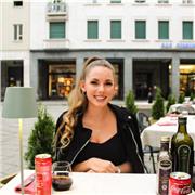 Lehramtsstudentin die Deutsch und Wirtschaft auf Realschulniveau unterrichtet